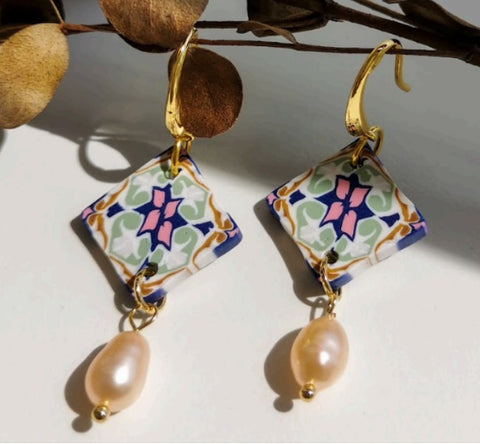 Either/Or Pearl Drop Earring (02)