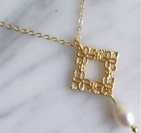 Either/Or Gold Frame Pearl Necklace (06)